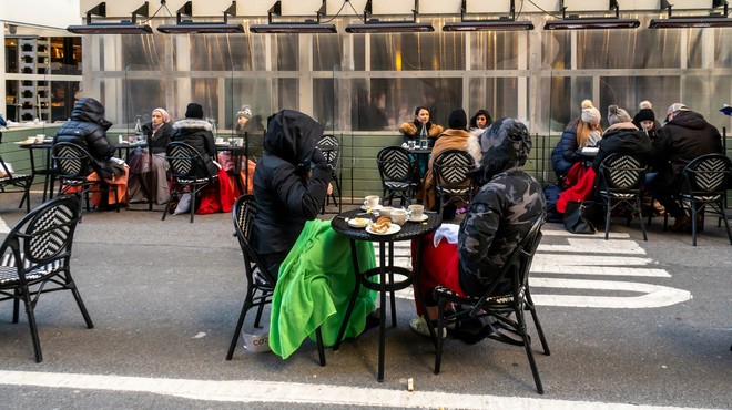 V ZDA 25-odstotni padec novih okužb, v New Yorku se odpirajo restavracije tudi v notranjih prostorih (foto: Profimedia)