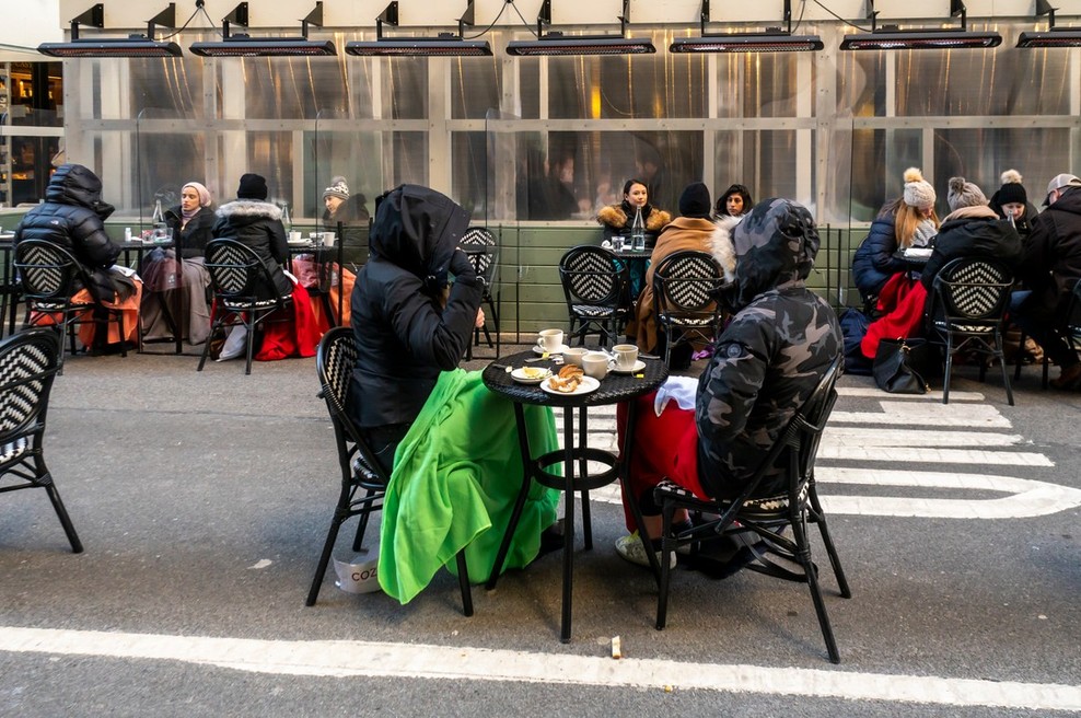 V ZDA 25-odstotni padec novih okužb, v New Yorku se odpirajo restavracije tudi v notranjih prostorih (foto: Profimedia)