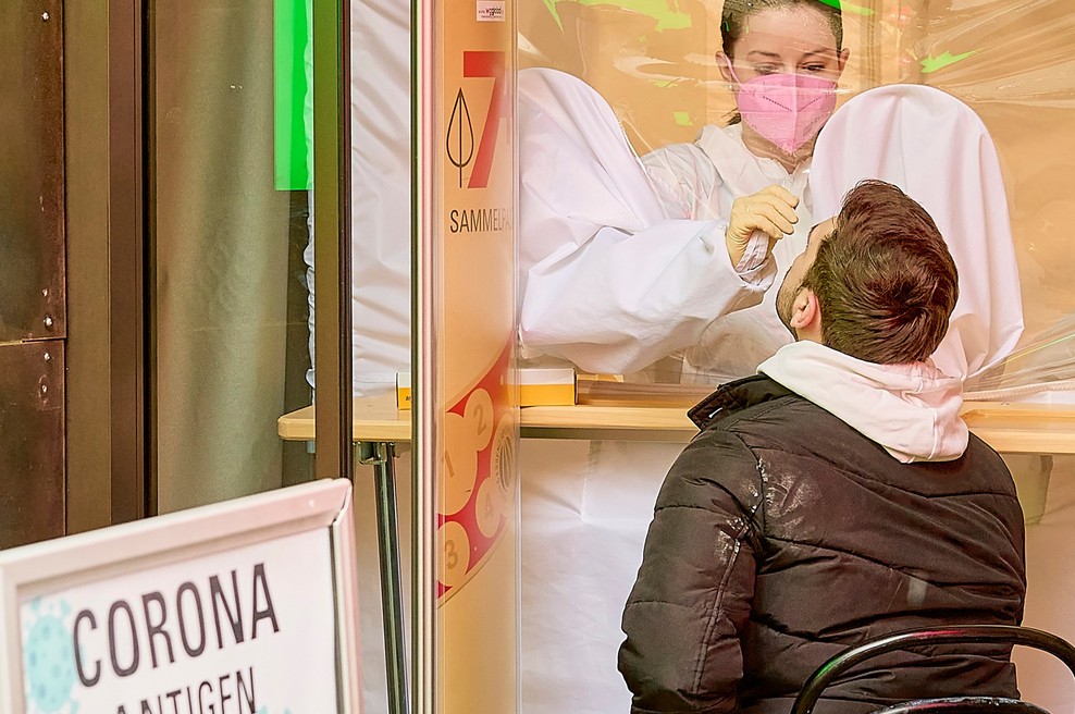 Na avstrijskem Koroškem delež britanske različice novega koronavirusa kar 20-odstoten (foto: Profimedia)