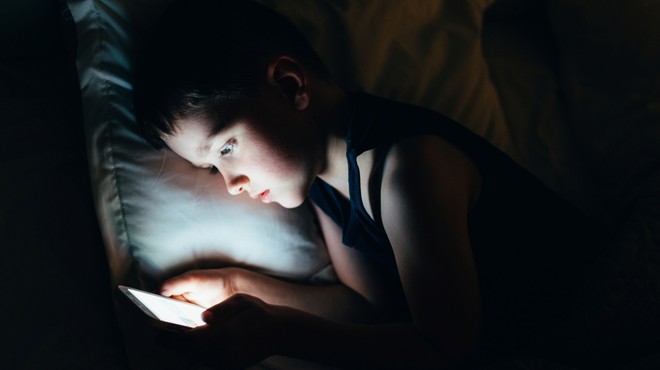 Znani so podatki, koliko časa so otroci in mladostniki med koronakrizo dejansko preživeli pred zasloni (foto: Shutterstock)