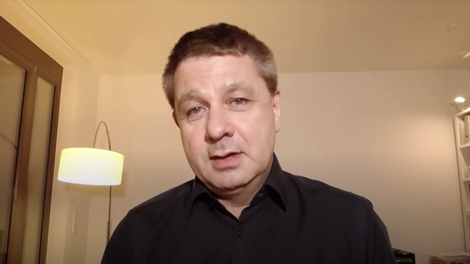 Znani slovenski infektolog svari pred novo različico virusa: Politiki nam dajejo lažno upanje