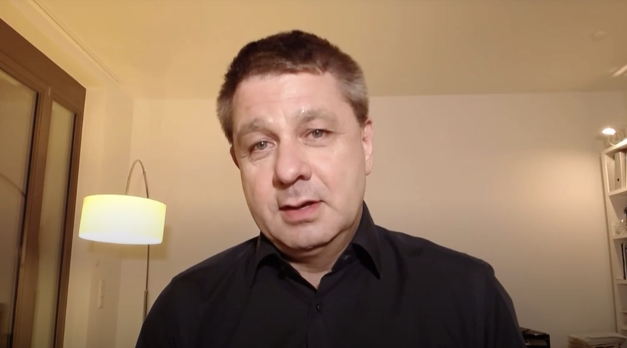 Znani slovenski infektolog svari pred novo različico virusa: Politiki nam dajejo lažno upanje (foto: TV Slovenija/posnetek zaslona)
