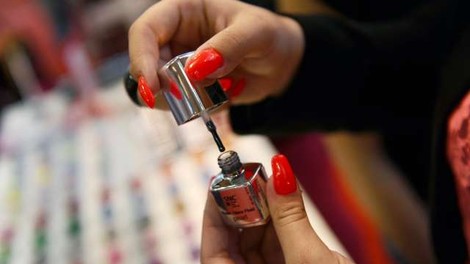 Večina kozmetičnih salonov zaradi obveznih testiranj ostaja zaprta