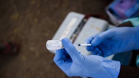V globalni tekmi za cepiva proti COVIDu-19 bomo vsi zmagali ali vsi izgubili