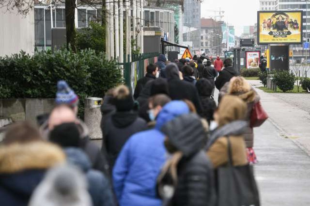 Država z uredbo prevzema stroške testiranja trgovcev in izvajalcev storitev (foto: Nebojša Tejić/STA)