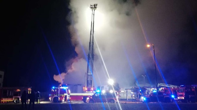 V Kranju požar uničil objekt s trgovino, lokalom in vrtcem (foto: GRS Kranj)