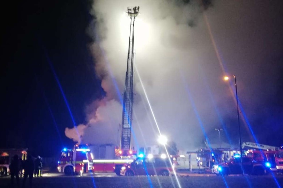 V Kranju požar uničil objekt s trgovino, lokalom in vrtcem (foto: GRS Kranj)