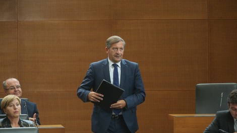 Državni zbor bo o konstruktivni nezaupnici odločal na izredni seji v ponedeljek