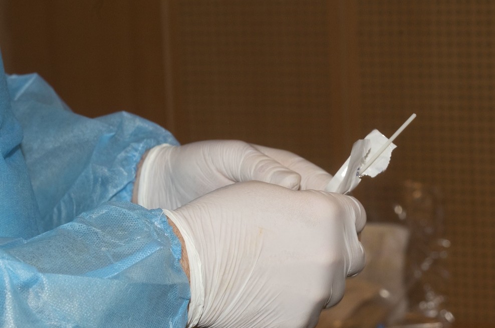 Od sobote bodo vse hitre pozitivne teste potrjevali še s testom PCR (foto: profimedia)
