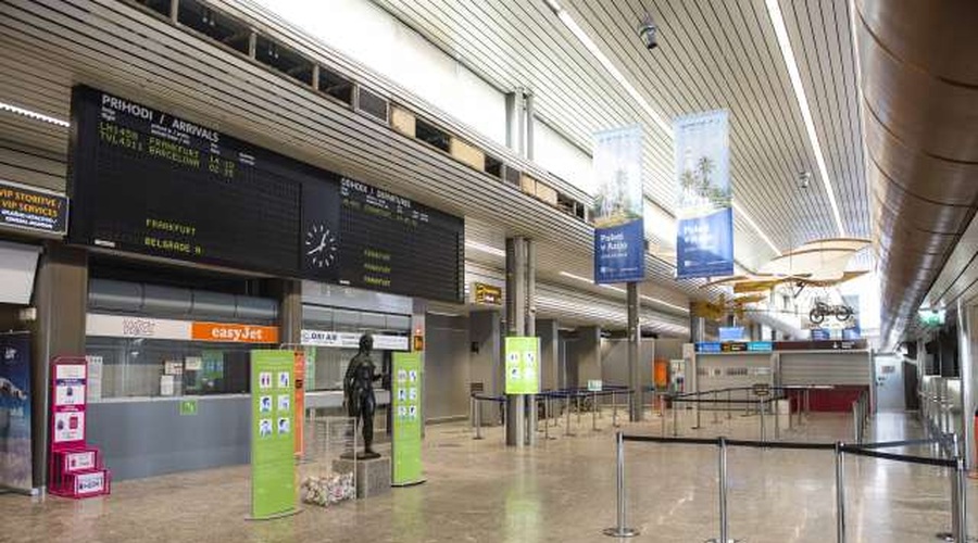 Slovenija lani z največjim upadom letalskega potniškega prometa v EU (foto: Bor Slana/STA)