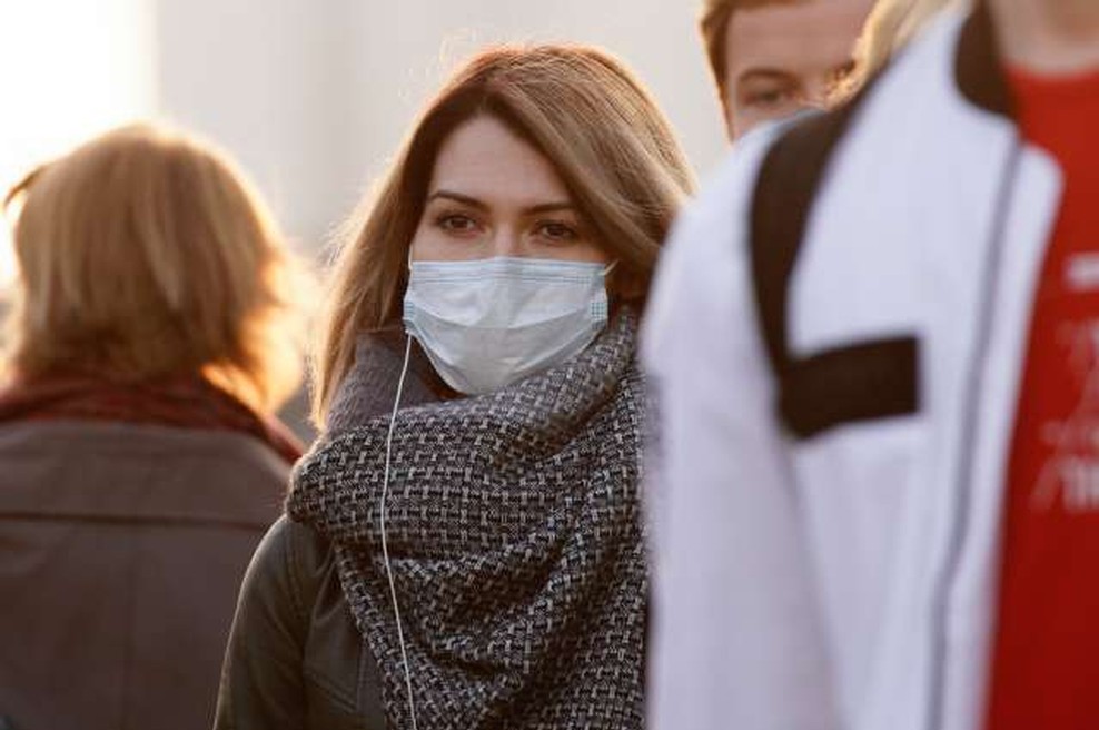 Katere so bolj primerne - medicinske ali nemedicinske maske? (foto: Xinhua/STA)