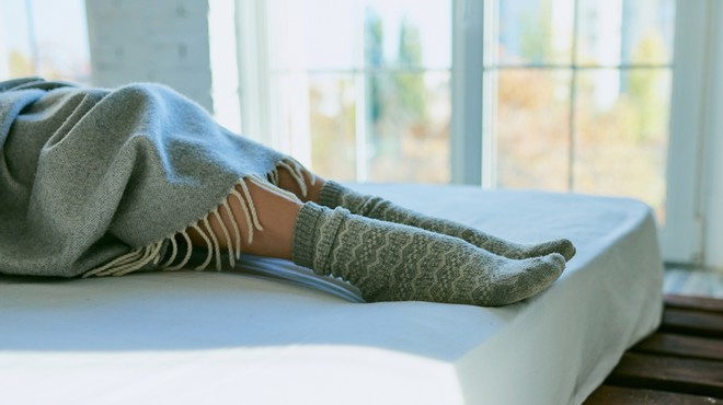 Spanje z nogavicami ali brez? Zdravnica razložila, kaj je pravilna odločitev (foto: Shutterstock)