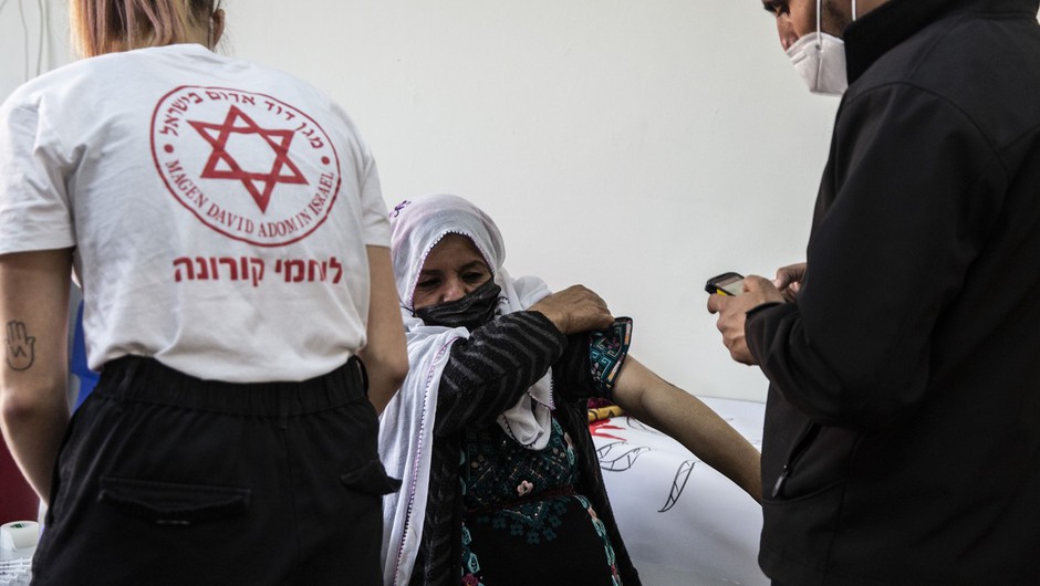 
                            "Cepivo zares zaščiti pred boleznijo kar 94-odstotno," sporočajo iz Izraela (foto: profimedia)