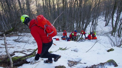 Na poledenelem pobočju Kolovrata zdrsnili planinki