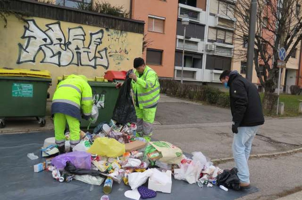 "Ni mi treba ločevat odpadkov, saj živim v bloku in me ne morejo kaznovat" (foto: Andreja Seršen/STA)