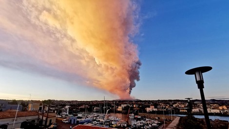 Ognjenik Etna na Siciliji ponovno izbruhnil (foto in video)