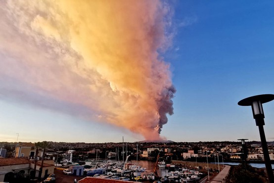 Ognjenik Etna na Siciliji ponovno izbruhnil (foto in video)