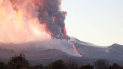 Ognjenik Etna na Siciliji ponovno izbruhnil (foto in video)