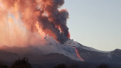 Ognjenik Etna na Siciliji ponovno izbruhnil (foto in video)