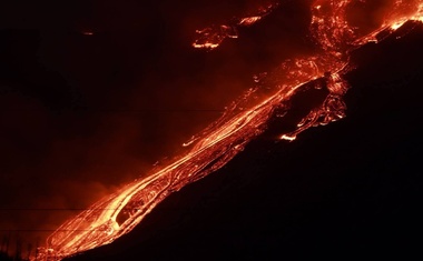 Ognjenik Etna na Siciliji ponovno izbruhnil (foto in video)