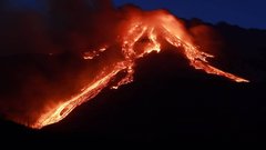 Ognjenik Etna na Siciliji ponovno izbruhnil (foto in video)