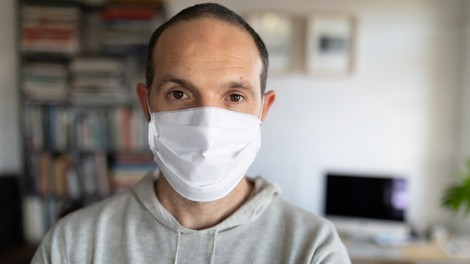 Sedemdnevno povprečje števila potrjenih okužb se je spustilo pod 800