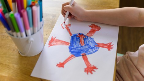 Na inštitutu na podlagi novih analiz sklepajo, da se angleška različica koronavirusa širi pri nas