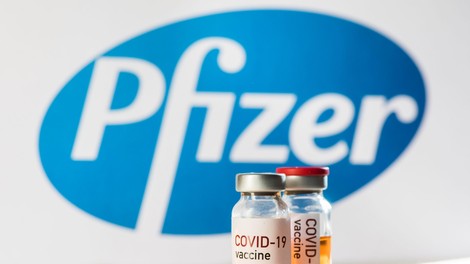 Raziskovalca pozivata k odložitvi cepljenja z drugim odmerkom cepiva Pfizerja