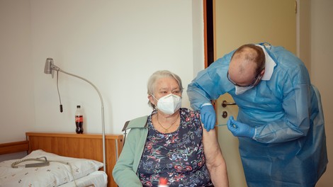 Cepljenje starejših od 80 let se bliža cilju, z več cepiva bi šlo hitreje