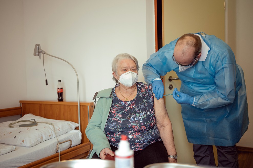 Cepljenje starejših od 80 let se bliža cilju, z več cepiva bi šlo hitreje (foto: profimedia)