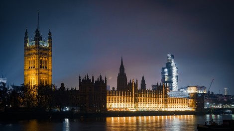 V Veliki Britaniji naj bi do konca julija vsem omogočili cepljenje najmanj enkrat