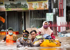 Zaradi monsunskega deževja pod vodo ulice indonezijske prestolnice