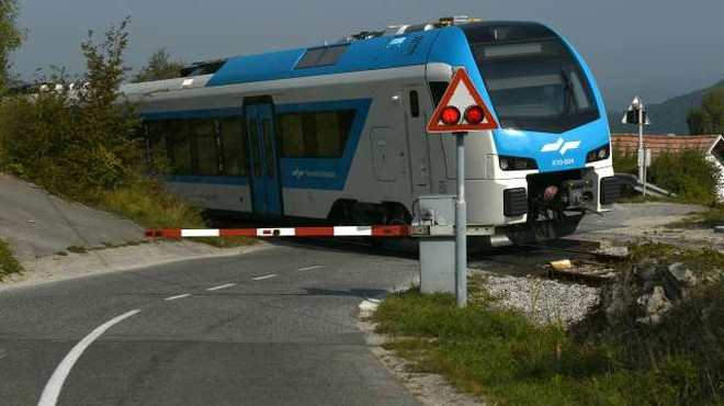Lani varnostno urejenih 33 nivojskih železniških prehodov (foto: Tamino Petelinšek/STA)