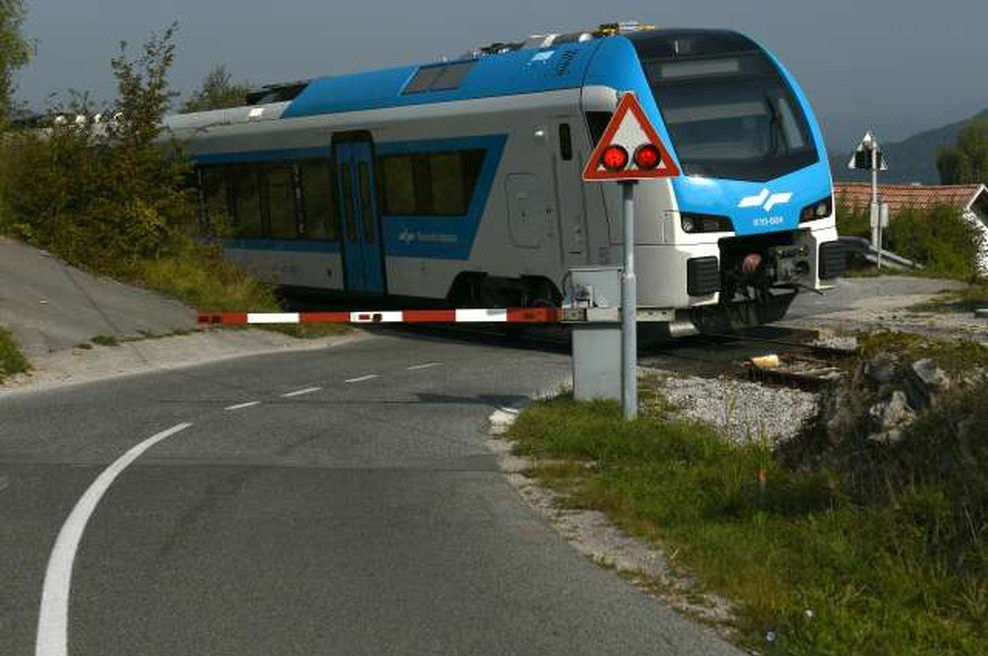 Lani varnostno urejenih 33 nivojskih železniških prehodov (foto: Tamino Petelinšek/STA)
