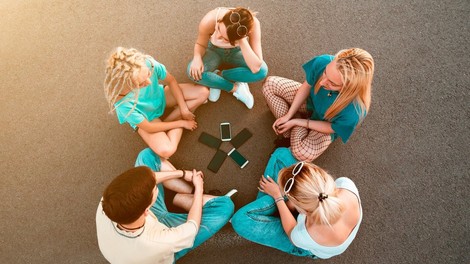 Epidemija pametnih telefonov: nevarnosti za zdravje, izobraževanje in družbo