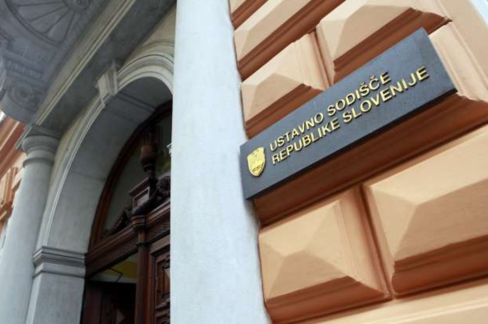 Ustavno sodišče zadržalo izvajanje nove ureditve upokojevanja starejših delavcev (foto: Tina Kosec/STA)