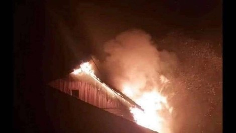 Zagorela Mozirska koča na Golteh, požar viden iz doline