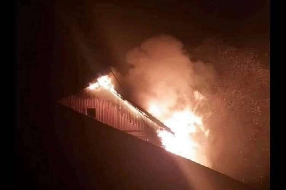 Zagorela Mozirska koča na Golteh, požar viden iz doline (foto: Facebook)