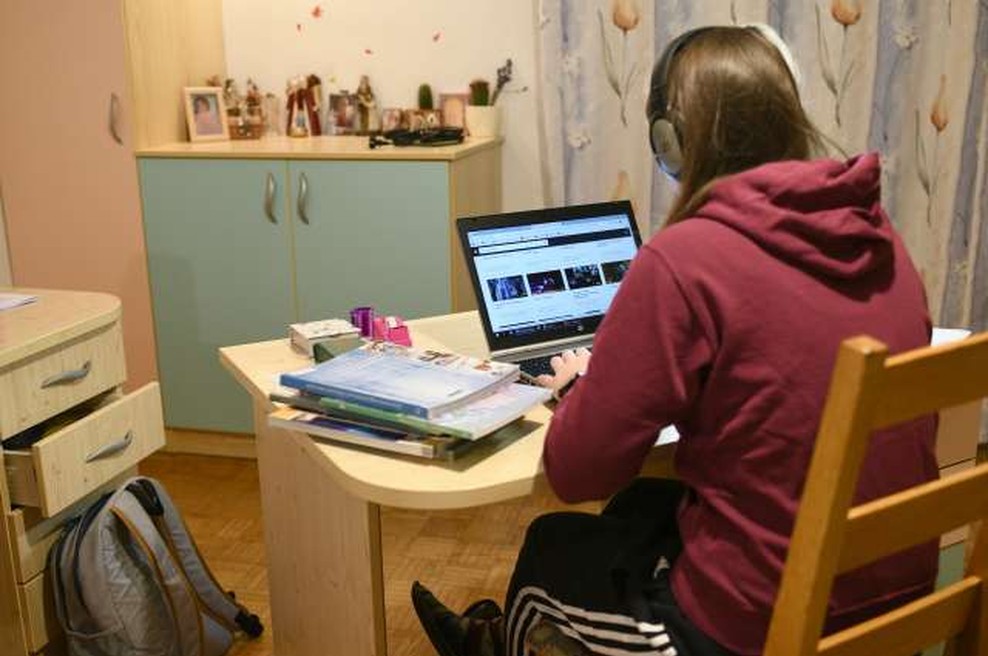 Posledice epidemije najbolj ogrožajo mlade (foto: Tamino Petelinšek/STA)