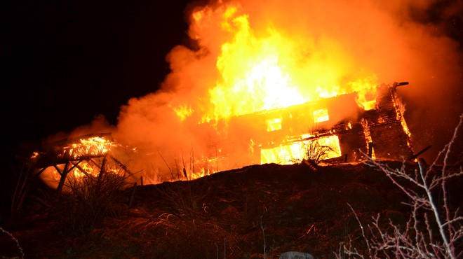 Požar popolnoma uničil Mozirsko kočo na Golteh (foto: PU Celje)