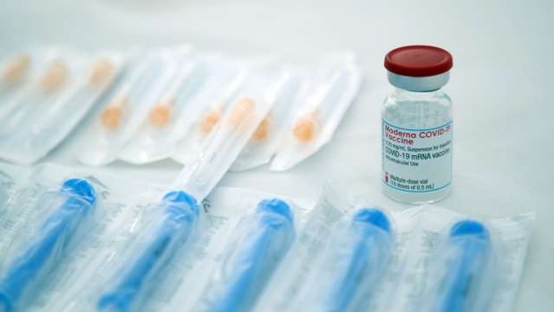 
                            Pfizer in BioNTech testirata morebitni tretji odmerek cepiva (foto: Hina/STA)