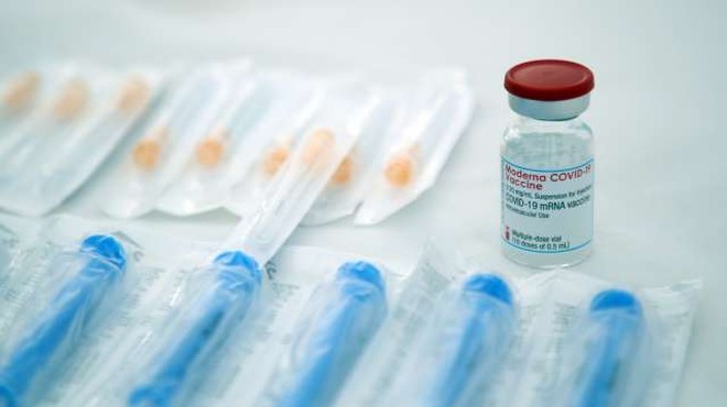 Pfizer in BioNTech testirata morebitni tretji odmerek cepiva (foto: Hina/STA)