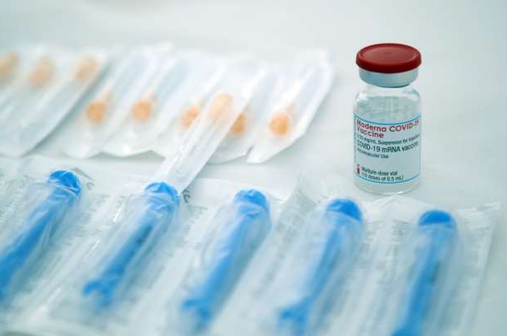 Pfizer in BioNTech testirata morebitni tretji odmerek cepiva (foto: Hina/STA)