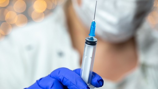 Obsežna študija potrdila visoko učinkovitost cepiva Pfizerja v realnem življenju