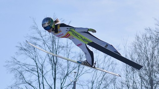 Po zlati Emi Klinec slovenske skakalke srebrne na ekipni tekmi