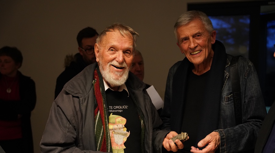 Stane Peček, oče festivala, in Vladimir Hrovat, glasbenik ter avtor učbenika Ali vemo, kako igrati na ustno harmoniko. (foto: arhiv JSKD)