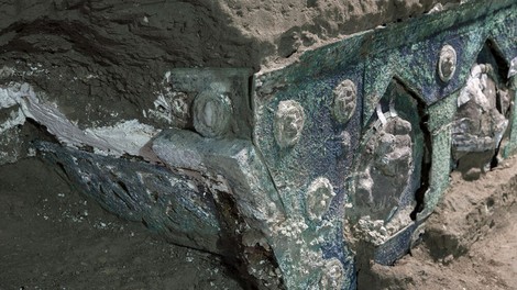 Pompeji skrivajo še kup zakladov: zadnje odkritje kočija z erotičnimi motivi