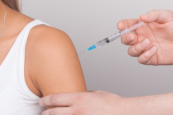 V Veliki Britaniji enkrat cepljenih že 20 milijonov ljudi