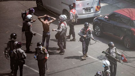 V Mjanmaru najbolj krvav dan doslej, policija in vojska stopnjujeta nasilje