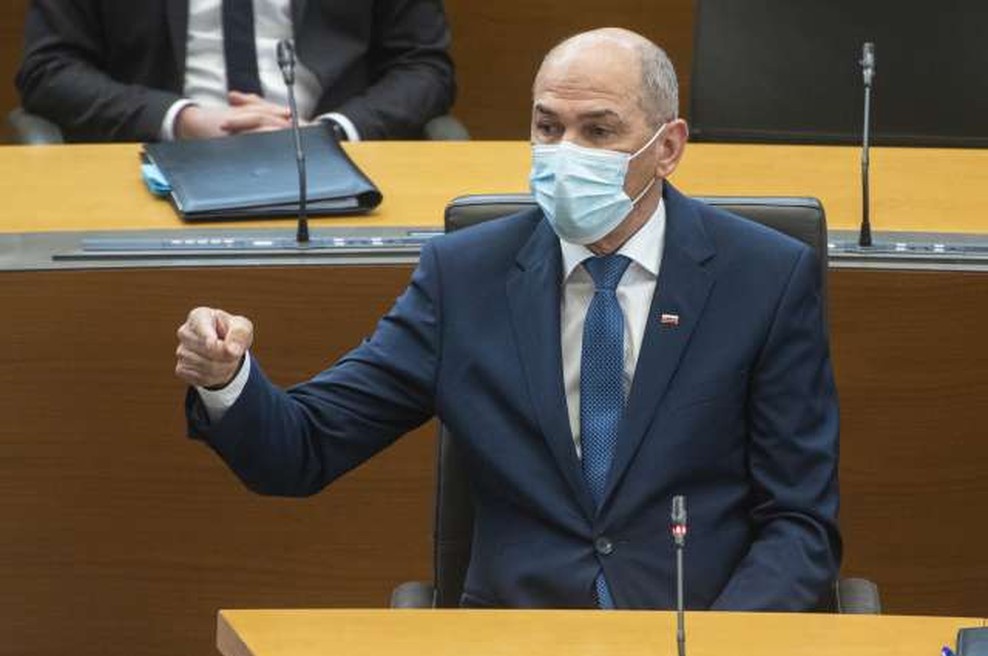 Janša: Zaradi novih različic virusa dilema, ali ukrepati glede na predviden načrt ali za krajši čas zaustaviti javno življenje (foto: Bor Slana/STA)